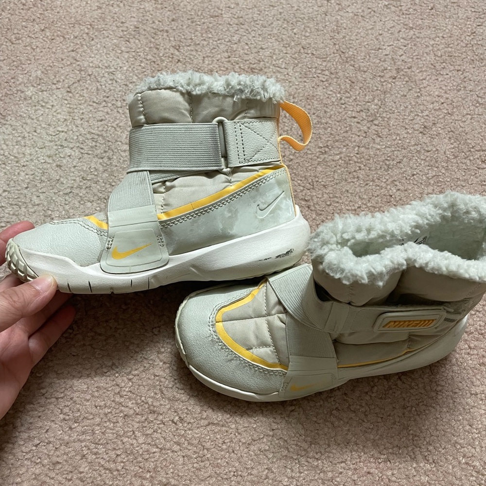Nike kids White and Yellow Winter Boots( size:12c)